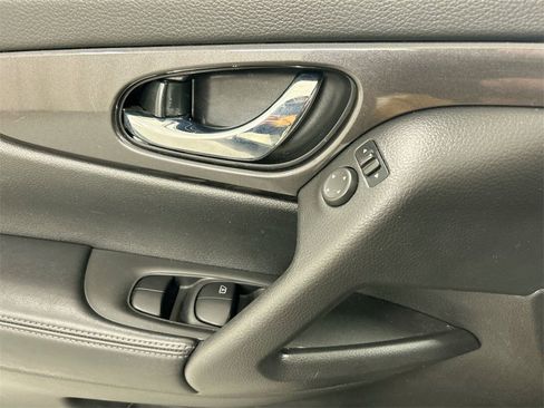 Used 2018 Nissan Rogue SV image 11