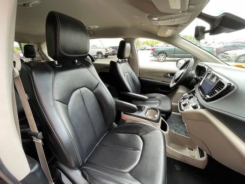 Used 2023 Chrysler Pacifica Touring-L FWD image 32