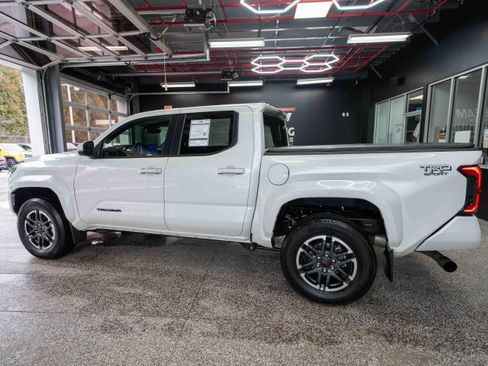 Used 2024 Toyota Tacoma TRD Sport w/ TRD Sport Upgrade Package image 2