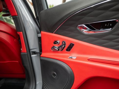 Used 2022 Bentley Flying Spur V8 image 40