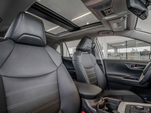 Used 2021 Toyota RAV4 Limited image 31