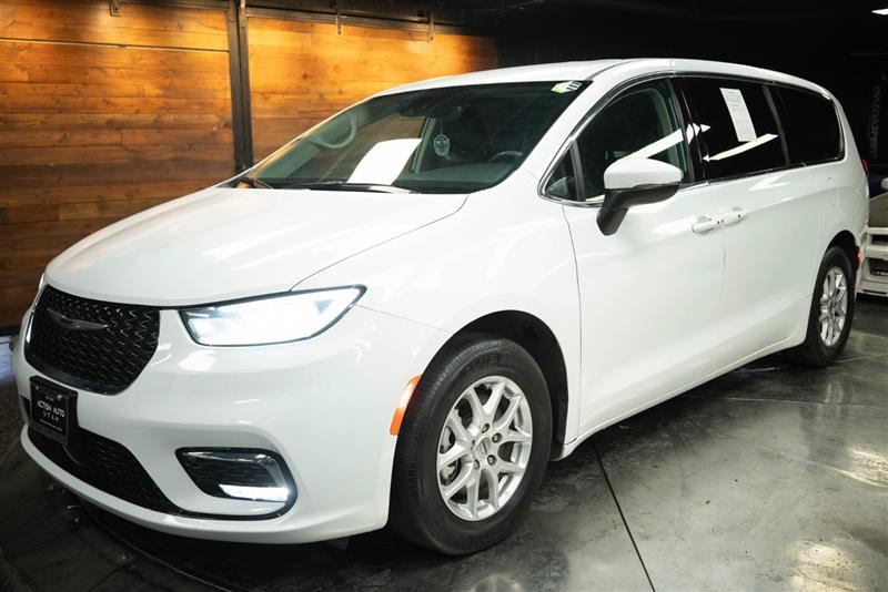 Used 2023 Chrysler Pacifica Touring-L FWD image 2
