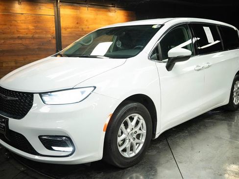 Used 2023 Chrysler Pacifica Touring-L FWD image 2