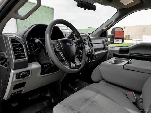 Used 2018 Ford F250 XL w/ Power Equipment Group AWD/4WD image 3