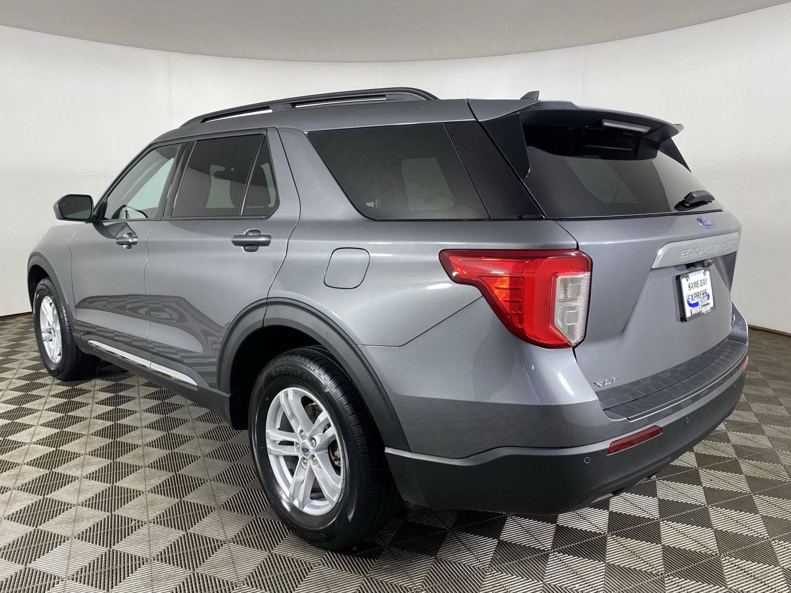 Used 2024 Ford Explorer XLT AWD/4WD image 5