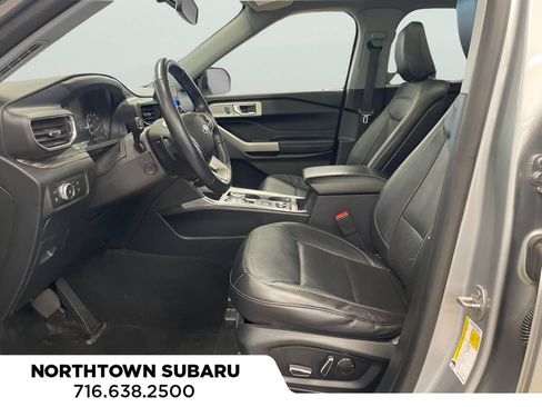 Used 2020 Ford Explorer Limited w/ Equipment Group 310A AWD/4WD image 17