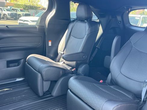 Used 2026 Toyota Sienna Limited FWD image 9