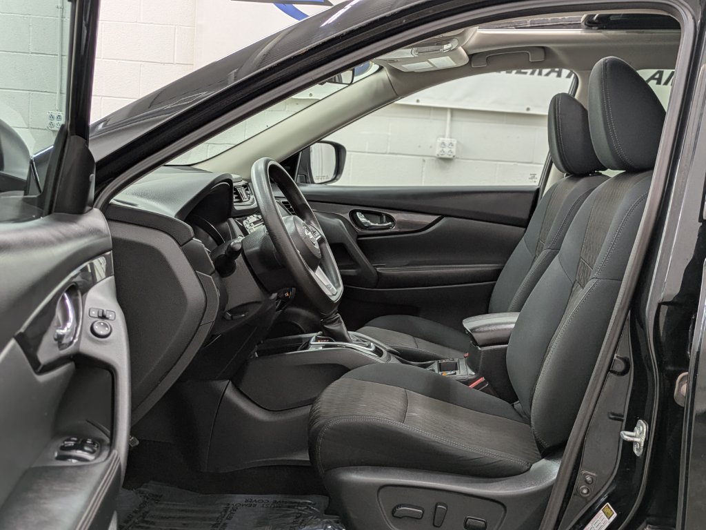 Used 2018 Nissan Rogue SV AWD/4WD image 3