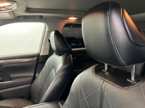 Used 2023 Toyota Highlander Platinum FWD image 17