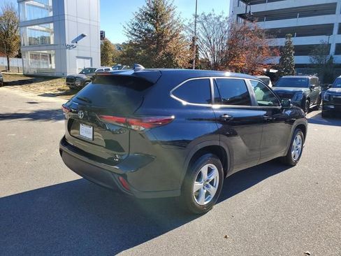 Used 2024 Toyota Highlander LE image 3