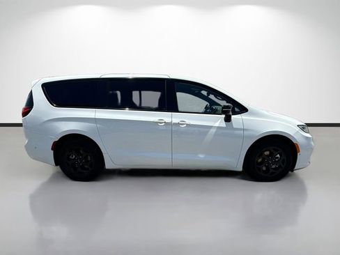 Used 2024 Chrysler Pacifica Limited FWD image 2