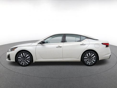 Used 2025 Nissan Altima 2.5 SV FWD image 3
