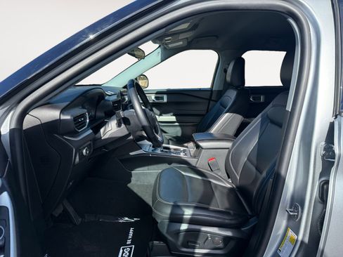 Used 2023 Ford Explorer XLT w/ Equipment Group 202A image 10