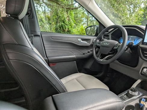 Used 2025 Ford Escape Platinum AWD/4WD image 13