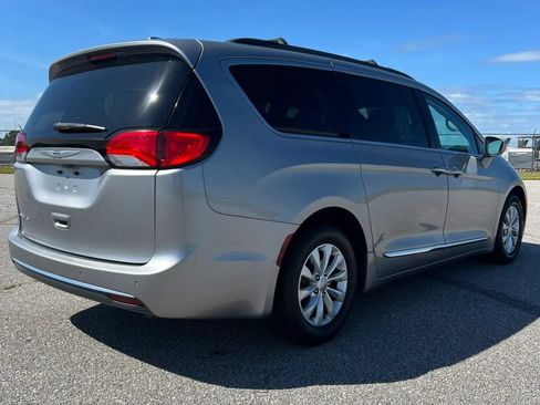 Used 2017 Chrysler Pacifica Touring-L FWD image 7
