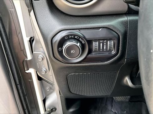Used 2018 Jeep Wrangler Unlimited Sport S AWD/4WD image 32