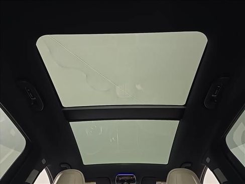 Used 2025 Mercedes-Benz GLC 350e 4MATIC image 4