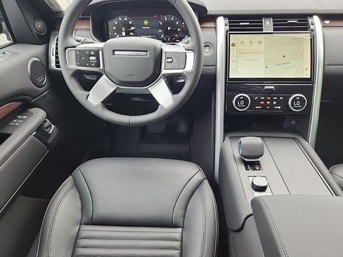 Certified 2024 Land Rover Discovery S image 4