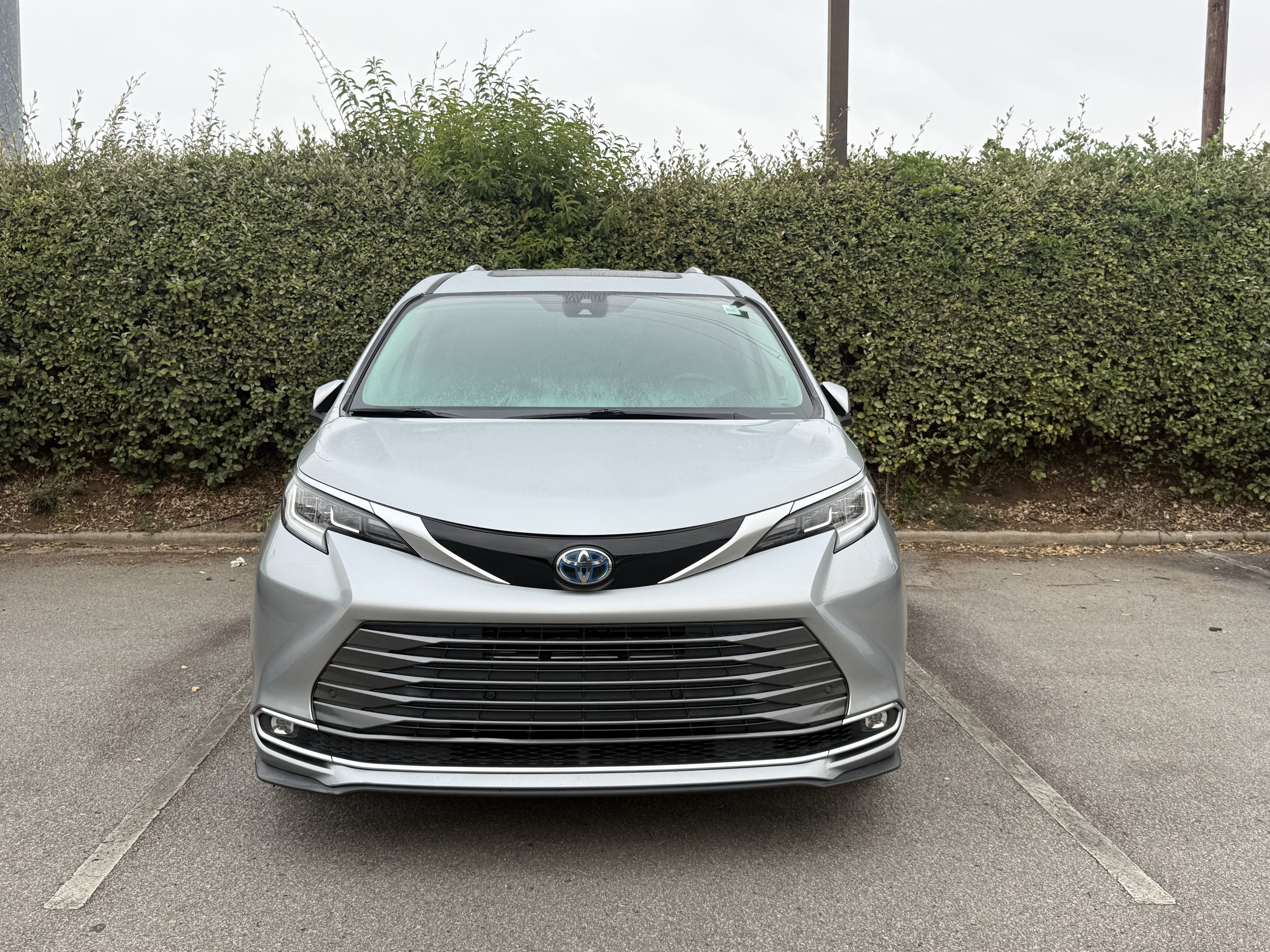 Used 2021 Toyota Sienna Limited FWD image 2