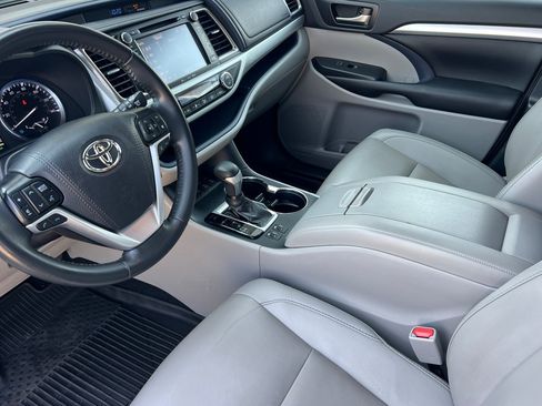 Certified 2019 Toyota Highlander XLE AWD/4WD image 9