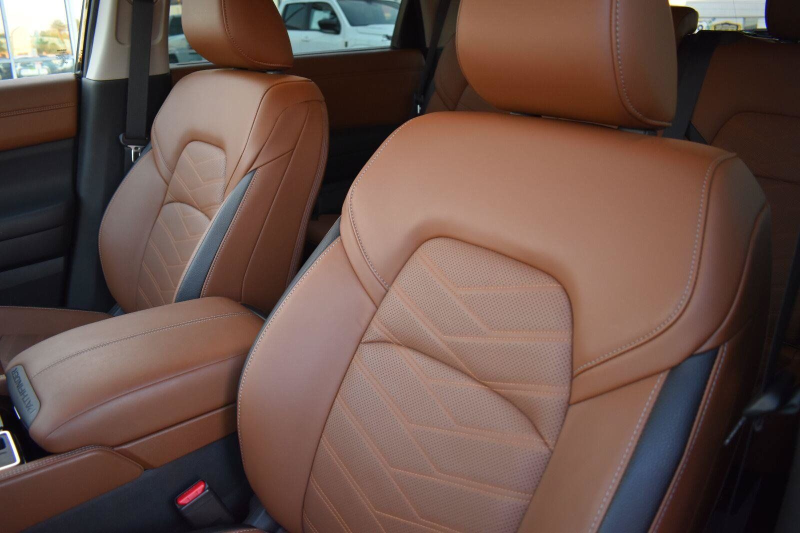 Used 2025 Nissan Pathfinder Platinum w/ Black Appearance Package FWD image 30