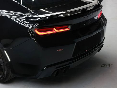 Used 2016 Chevrolet Camaro SS RWD image 17