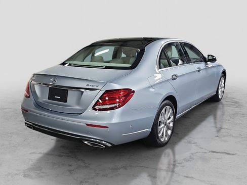 Used 2018 Mercedes-Benz E 400 4MATIC Sedan image 5