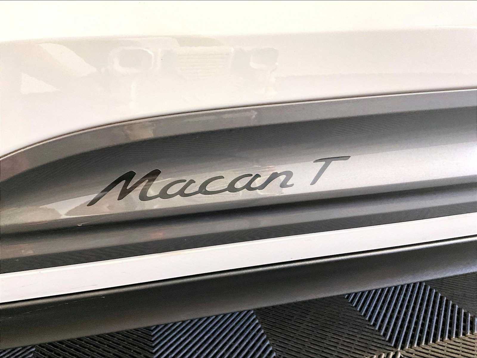 Certified 2025 Porsche Macan Turbo w/ Premium Package Plus AWD/4WD image 19