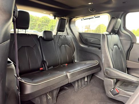 Used 2025 Chrysler Pacifica Limited FWD image 28