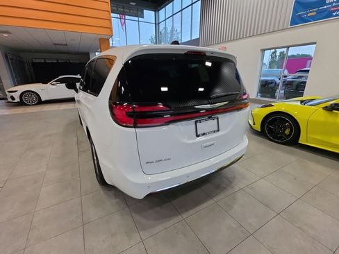 Used 2026 Chrysler Pacifica Select FWD image 11