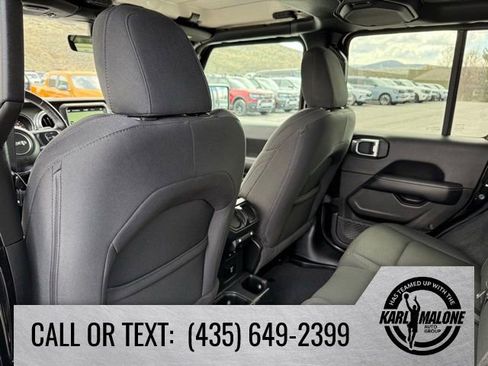 Used 2022 Jeep Wrangler Unlimited Sahara w/ LED Lighting Group AWD/4WD image 30