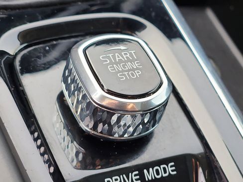 Used 2019 Volvo XC60 T5 Momentum image 24