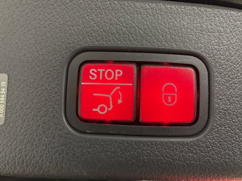 Used 2025 Mercedes-Benz GLC 300 4MATIC image 28