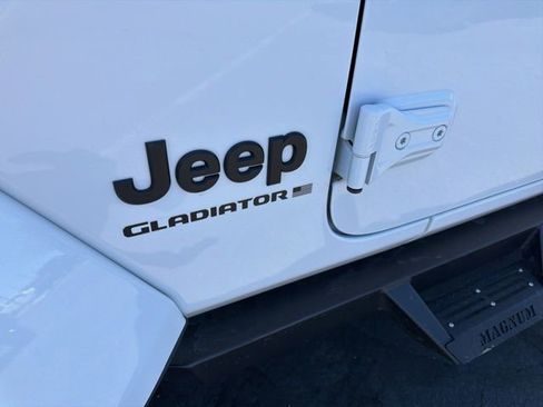 Used 2023 Jeep Gladiator Overland AWD/4WD image 18