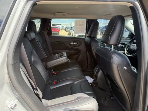 Used 2022 Jeep Cherokee Trailhawk w/ Comfort/Convenience Group AWD/4WD image 21