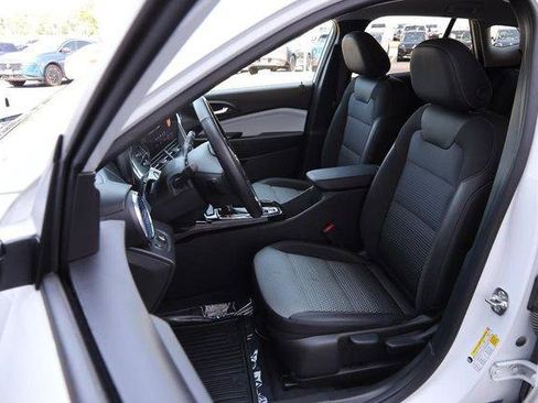Used 2025 Chevrolet Trax LT w/ LT Convenience Package FWD image 8