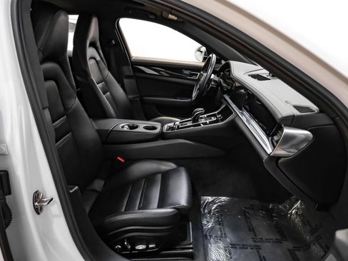 Used 2019 Porsche Panamera image 30