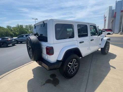 Used 2025 Jeep Wrangler Unlimited Sahara AWD/4WD image 2