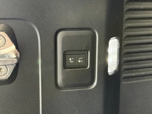 Used 2025 Land Rover Defender 130 X-Dynamic SE AWD/4WD image 18