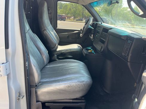 Used 2011 GMC Savana 1500 image 11