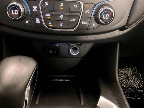 Used 2023 Chevrolet Traverse LT FWD image 32