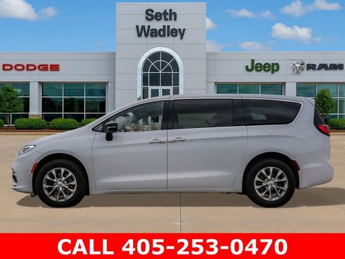 Used 2024 Chrysler Pacifica Touring-L AWD/4WD image 4