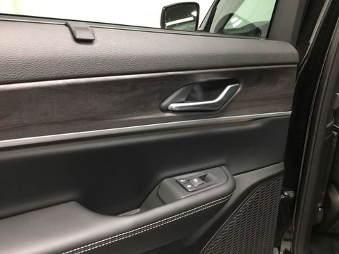 New 2025 Jeep Grand Cherokee L Limited w/ Luxury Tech Group II image 11