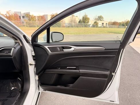 Used 2017 Ford Fusion SE w/ Equipment Group 602A FWD image 18
