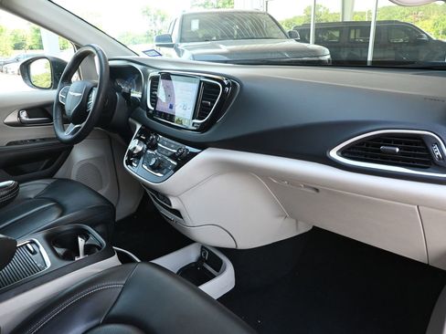 Used 2023 Chrysler Pacifica Touring-L FWD image 35