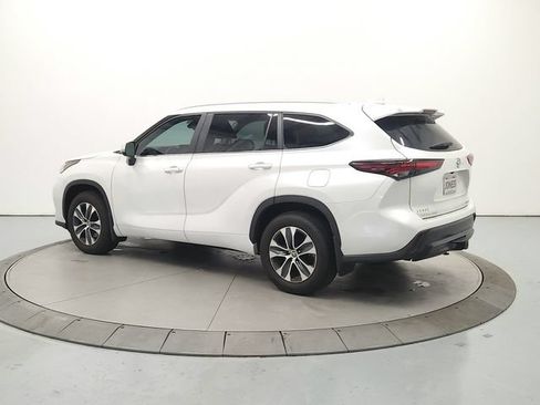 Used 2024 Toyota Highlander XLE AWD/4WD image 6