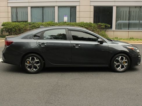 Used 2020 Kia Forte LXS FWD image 6