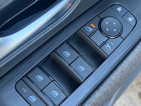 Certified 2025 Nissan Kicks SV image 16