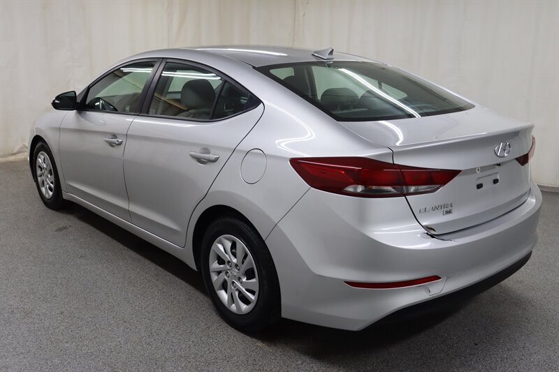 Used 2017 Hyundai Elantra SE FWD image 4