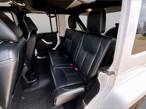 Used 2017 Jeep Wrangler Unlimited Sahara w/ Connectivity Group AWD/4WD image 18